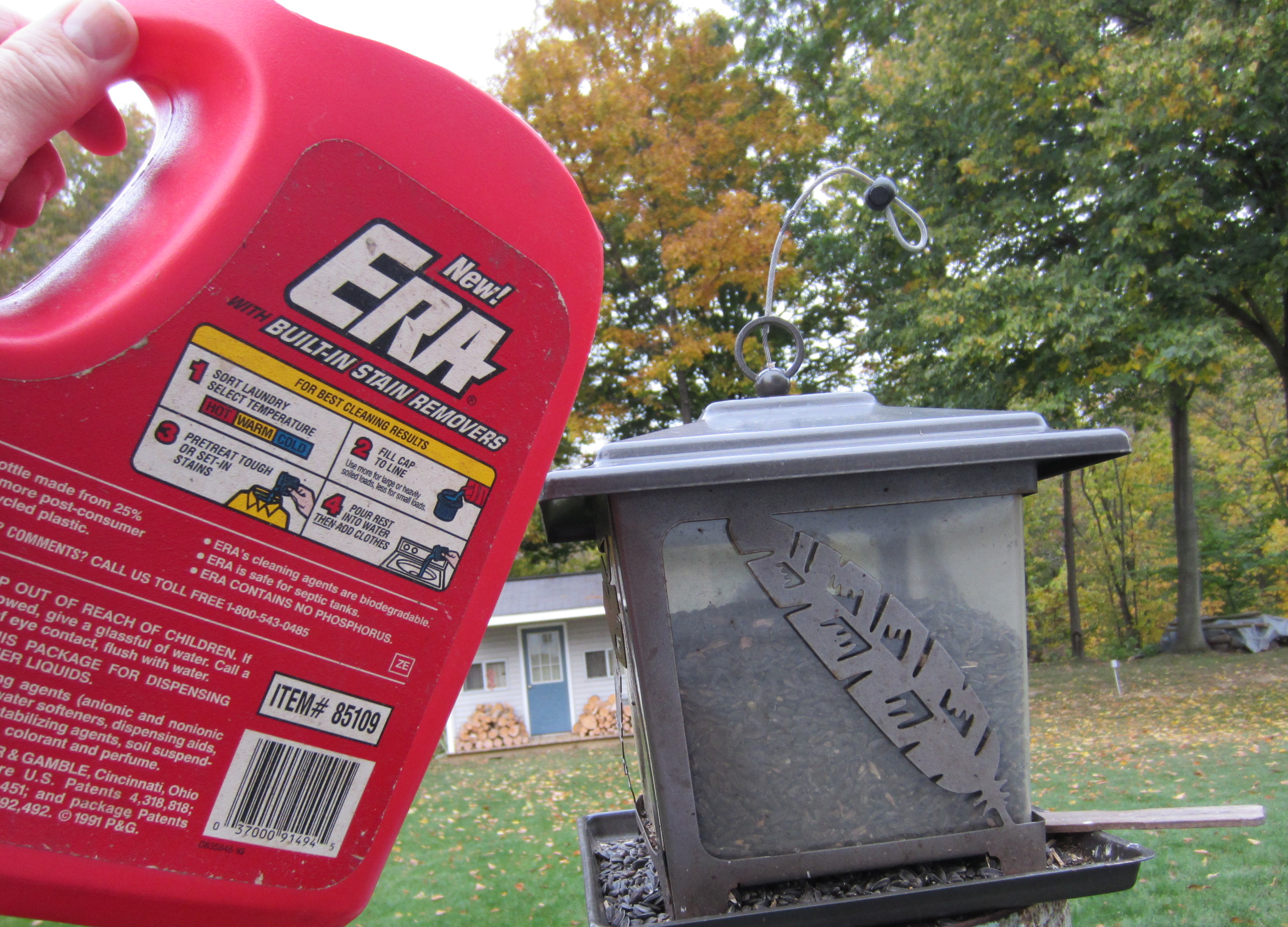Recycle Your Old Laundry Detergent Jug As A Bird Feeder Filler