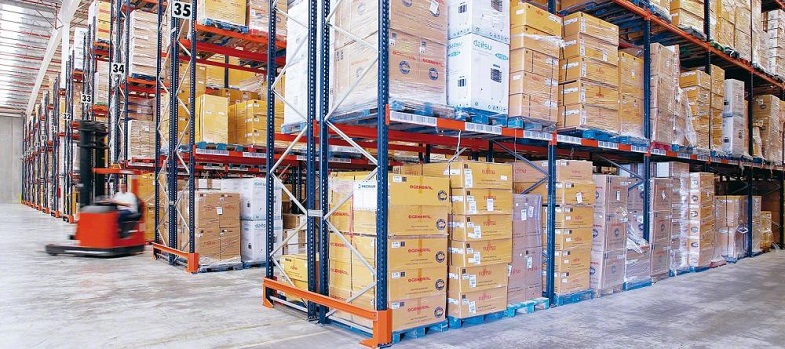 A pallet racking warehouse system consists of a